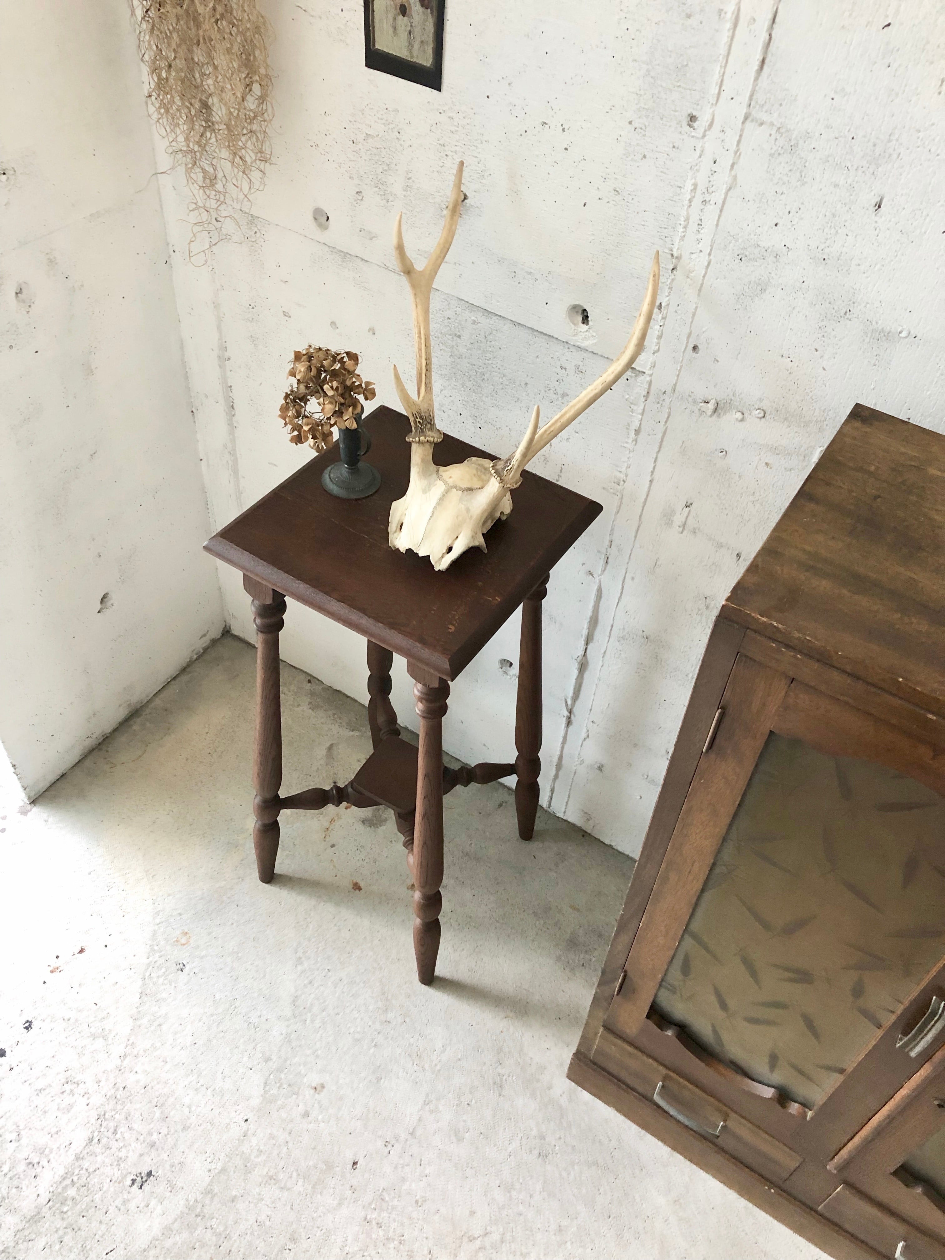 すらっとしたろくろ脚の飾り台［古家具］ | giraffes craft