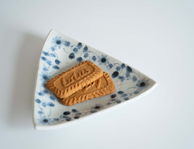 足つき三角皿花唐草（横田翔太郎）