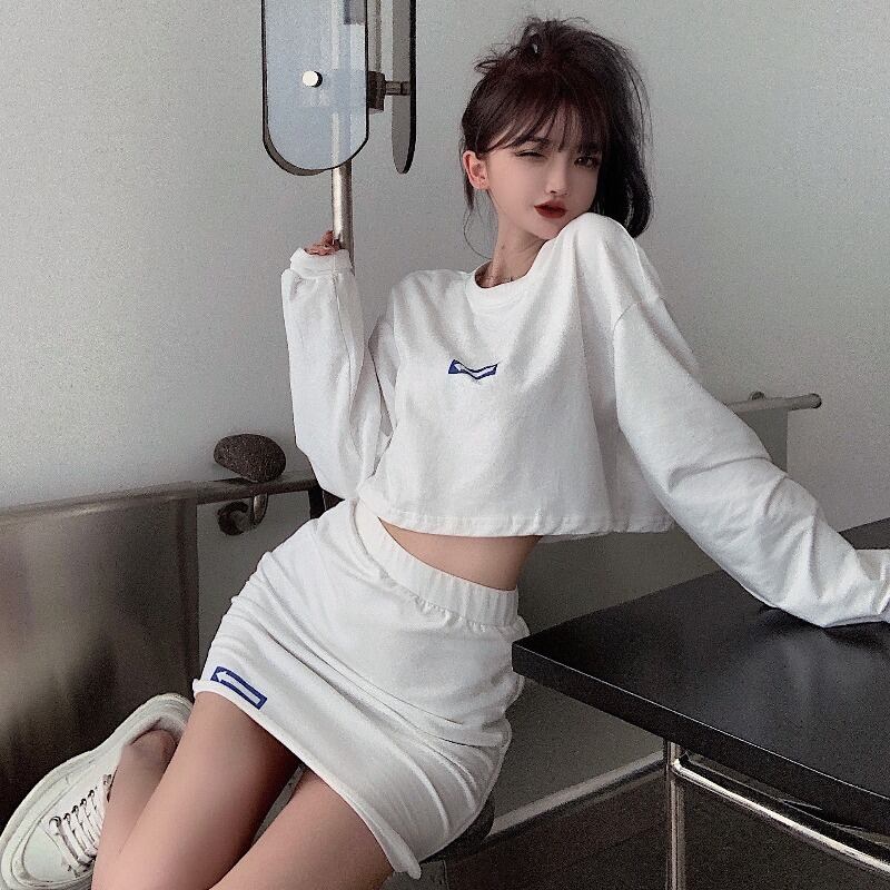 プリントショートアンビリカルルーズ長袖Tシャツセーターレディース2020年秋新バージョンイントレンディホワイトトップ ブラックストロベリース92215748593