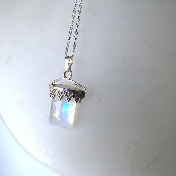 【一点物】✦6月の誕生石✦月と虹の柱✦⋆.·SV925✦レインボームーンストーンネックレス⋆.·✦no108