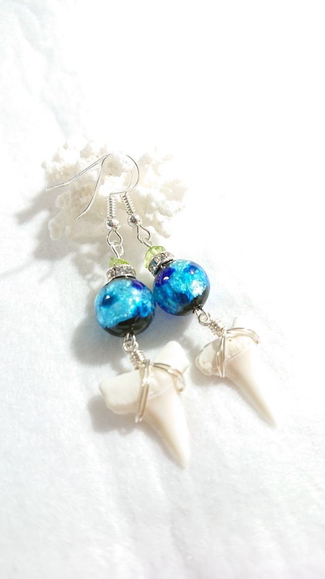 サメ牙蓄光ホタルガラスピアス(ペリドット付)