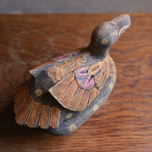 パカッと開く、プリミティブな鳥の小物入れ