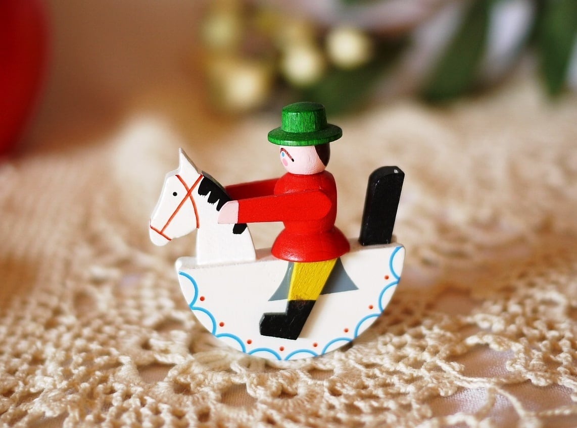 ドイツ エルツの木馬と人形 白馬 ロッキングホース クリスマスオーナメント