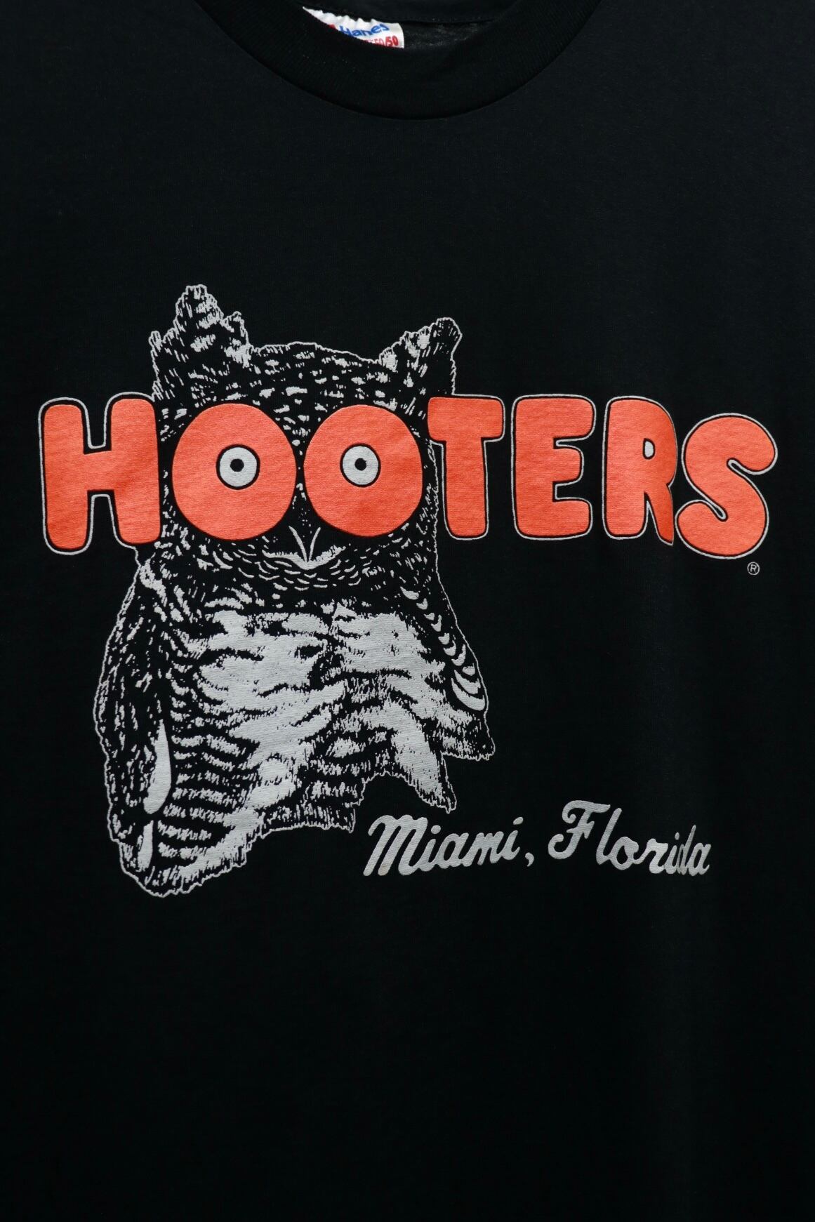 Hooters print t shirt | Cary