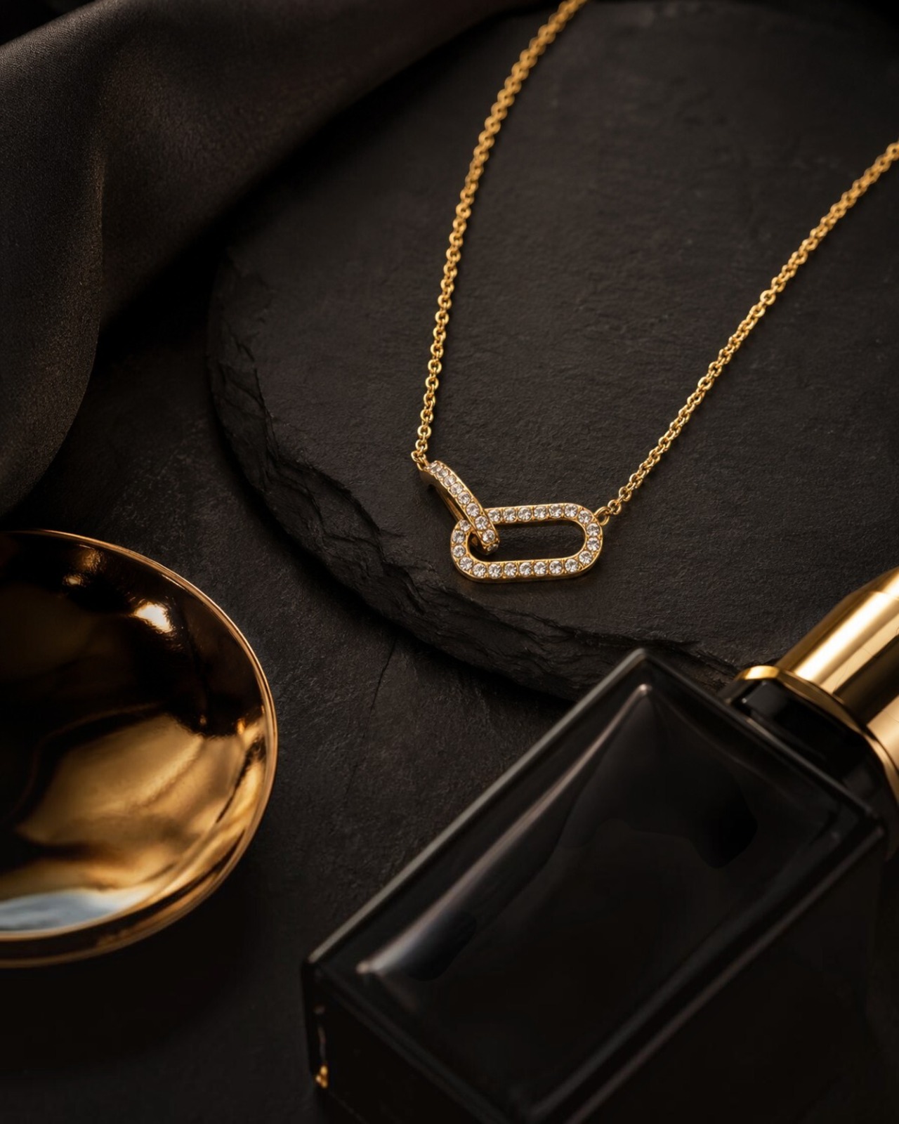GEOMETRIC LOOP NECKLACE / GOLD