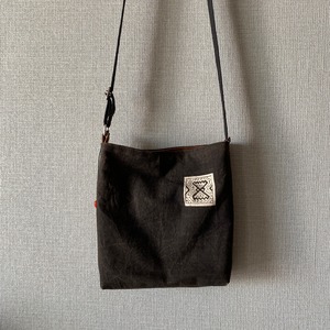 Pos23 黒ワンポポシェット　25x20x6cm 両面オリジナルワンポデザイン　シピボ族の泥染め