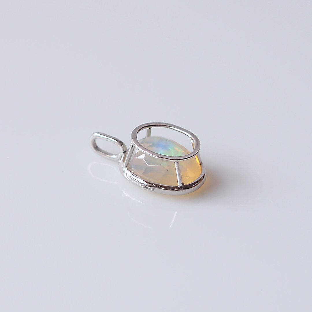 オパールのペンダントトップ Pt900 究極シンプル手巻き加工（ネック
