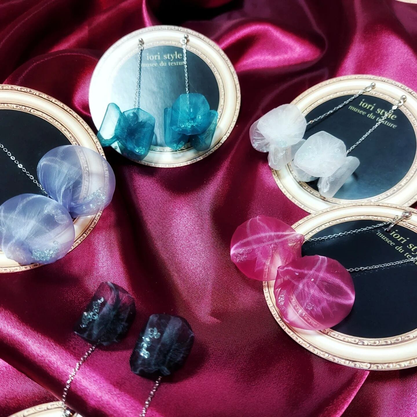 浮遊するピアス、イヤリング(揺れるタイプ四角) | Pay ID