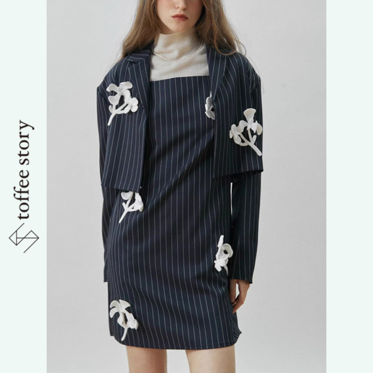 白花が踊る線の余白：サスペンダーワンピース《XU0282》