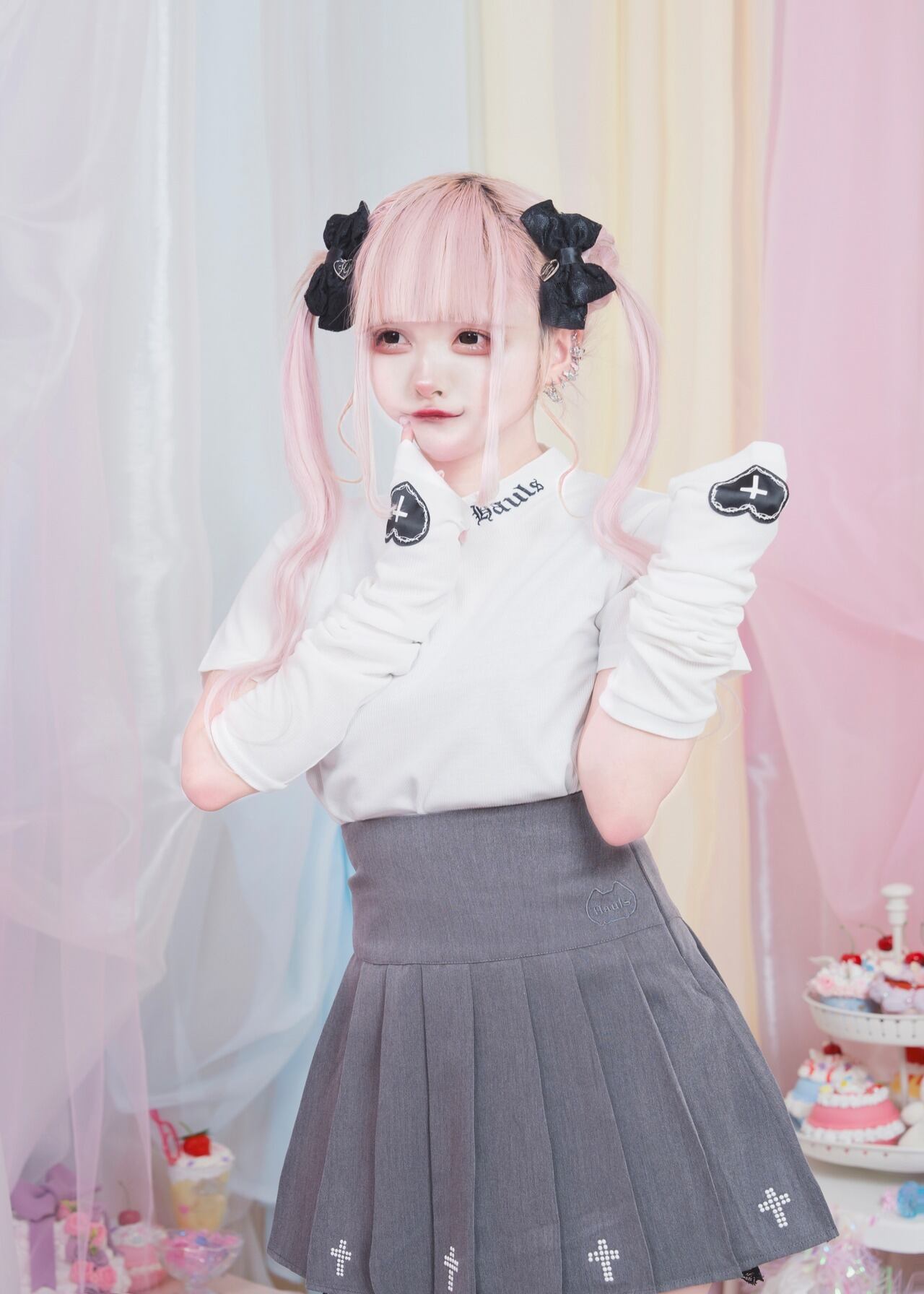 PLEATS PLEASE アームウォーマー付き LEAP” This series expresses the silhouette of a body at the moment