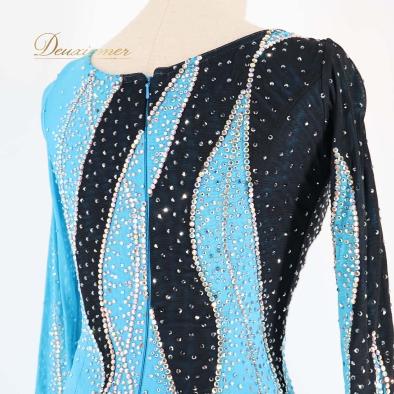 社交ダンス 衣装 スタンダードドレス ドレス ワンピース スタンダード 青 水色 黒 フロート デモ 競技 イングランド製 鮮やか 落ち感 綺麗 ブラック系 ブルー系 スタイリッシュ 輝き 華やか エレガント 長袖 フレアスカート モダン ステージ衣装 ショー用