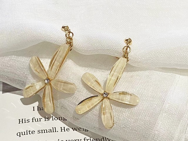 イヤリング　ノンホール　フラワーモチーフ　大ぶり　ラインストーン　ネジバネ式　