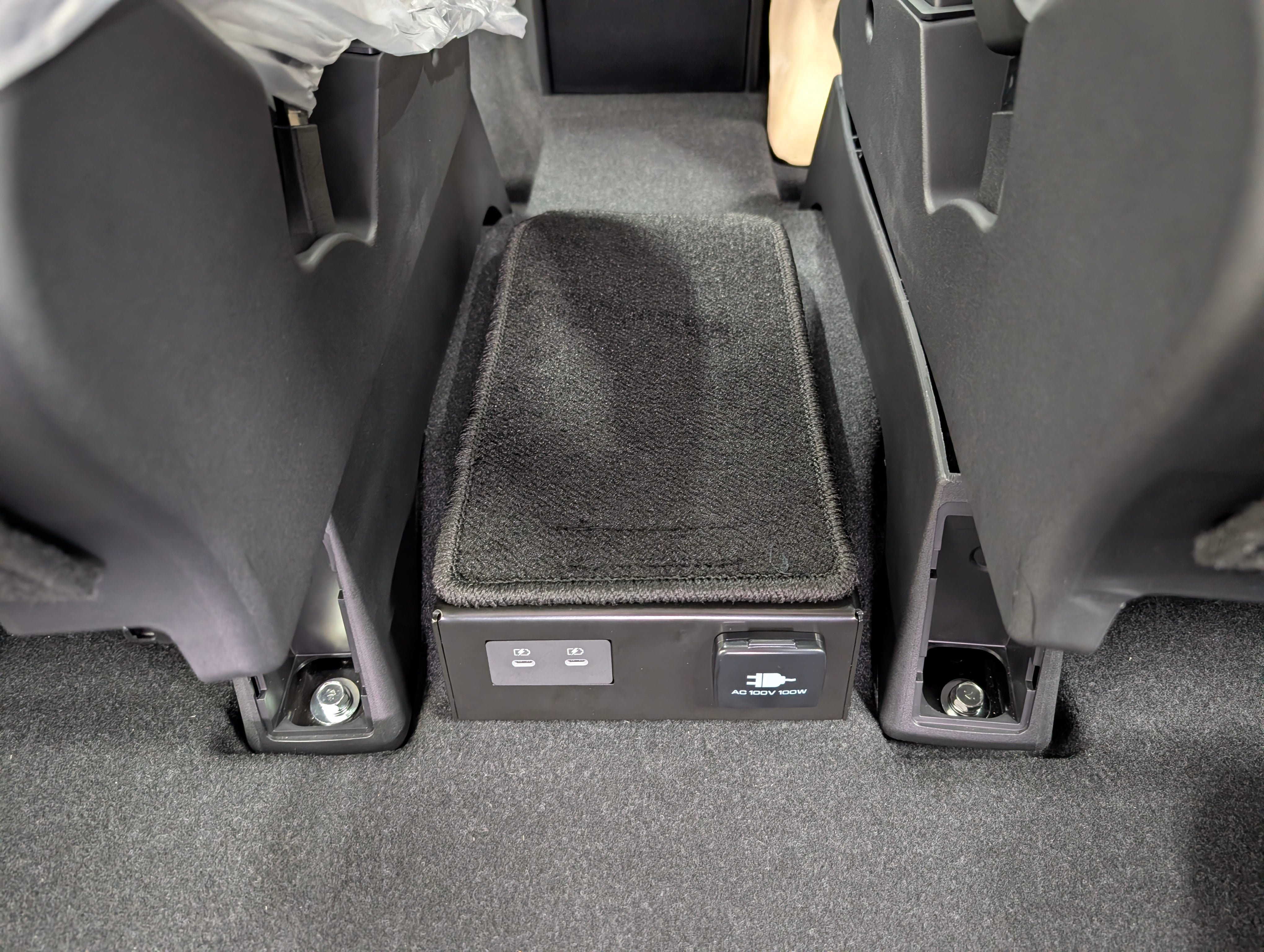 26型 デリカD:5専用 MDF ウォークスルーキット 新商品 | MDF EQUIPMENT