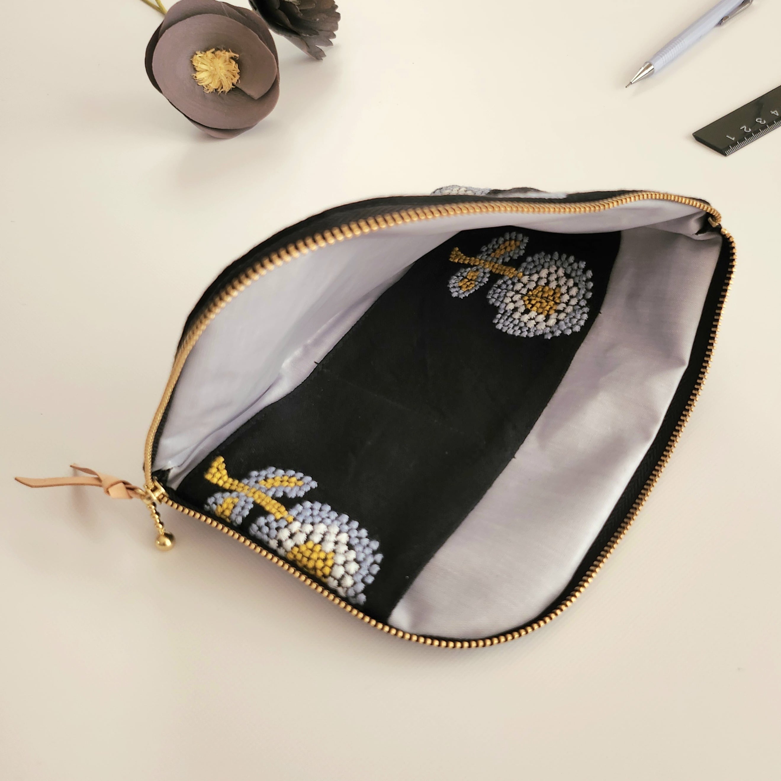 BIGなお花刺繍のL字ファスナーポーチ/フラットポーチ/母子手帳ケース