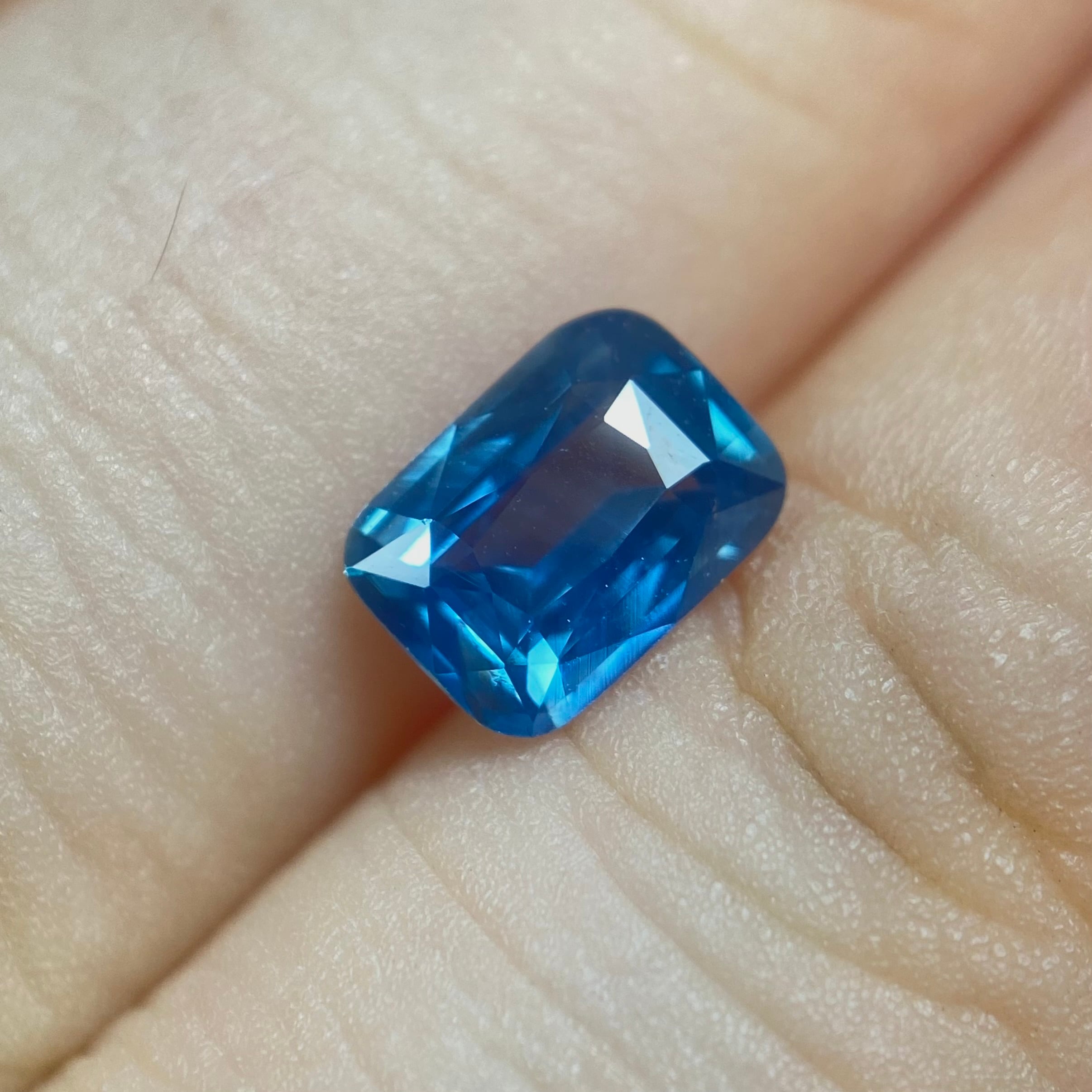 繊細で珍しいブルーのサファイア