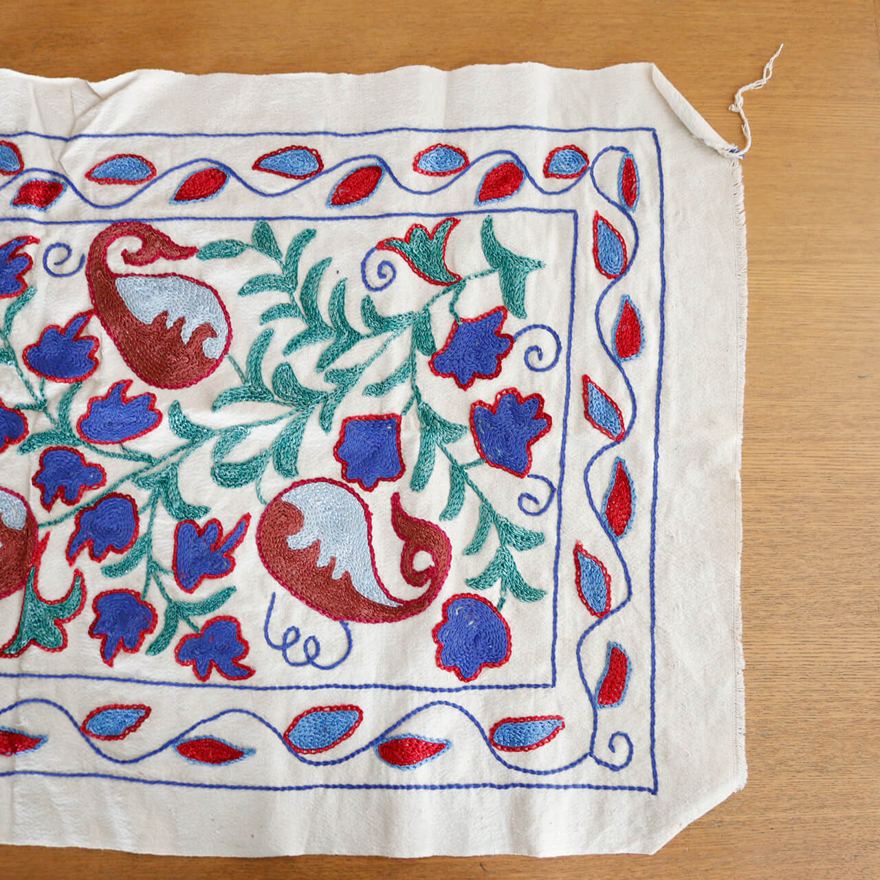 1点もの】スザニ刺繍 タペストリー イエロー ブルー レッド 系 ザクロ