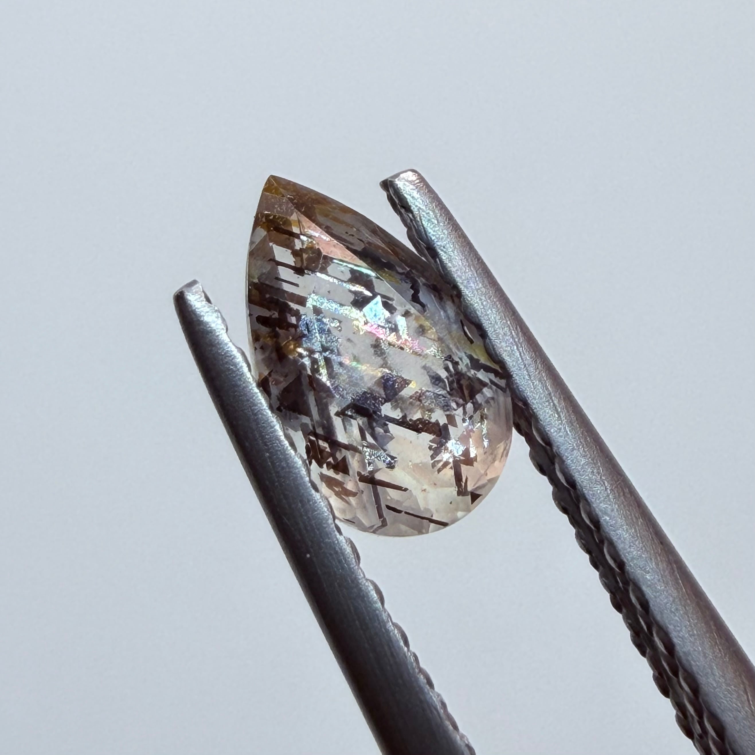 世界一レアなサンストーン　レインボーラティスサンストーン