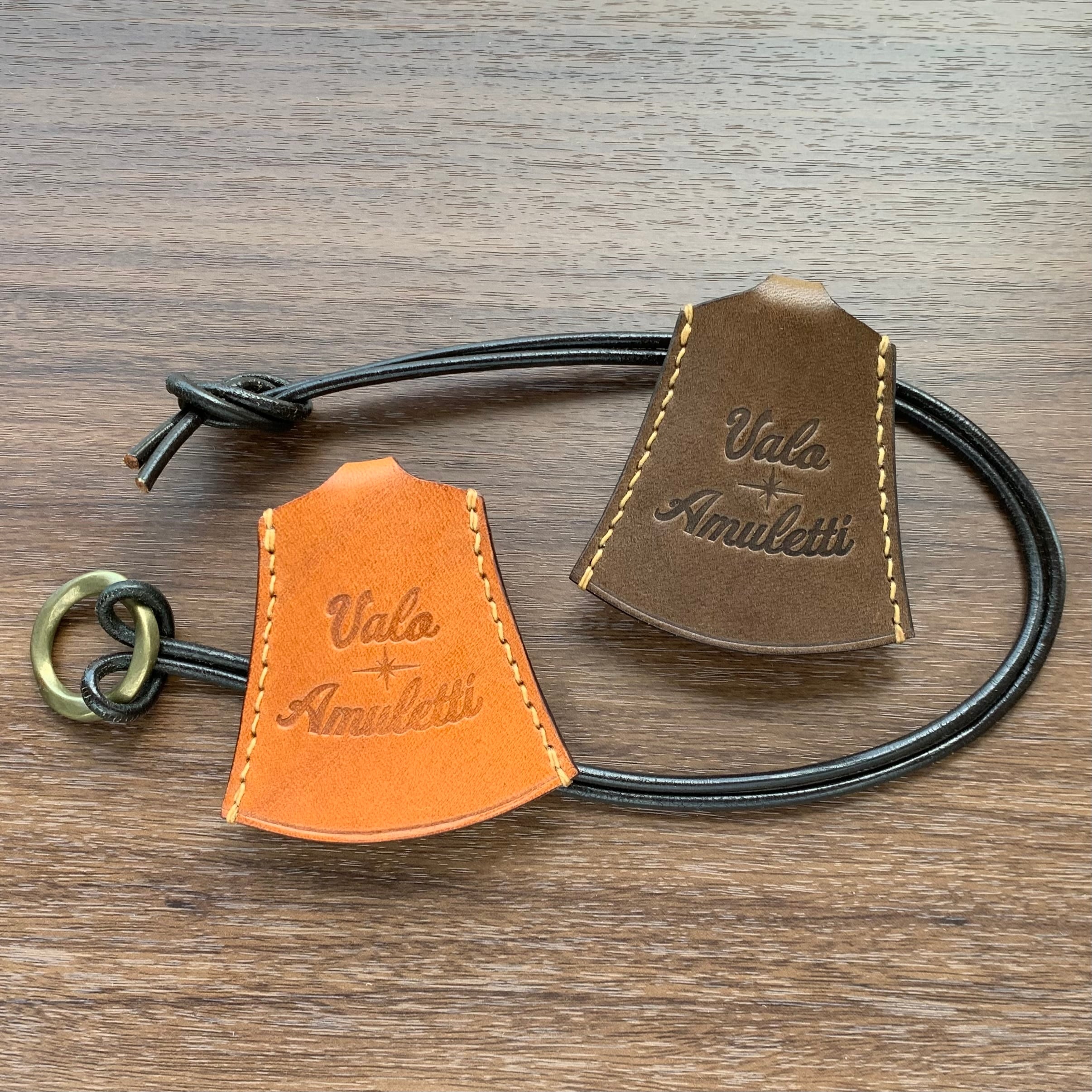 Valo Amuletti カウベル型 首掛けレザーメガネホルダー | Valo Amuletti