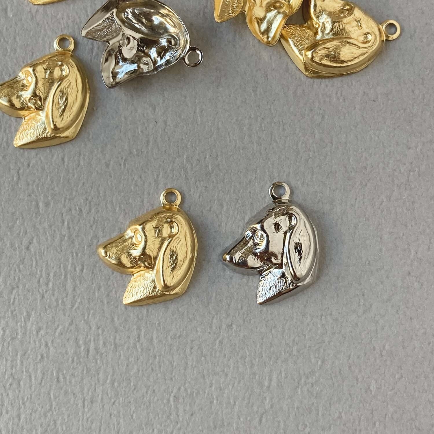 〈新色入荷〉USA真鍮 垂れ耳犬の横顔チャーム(16mm)