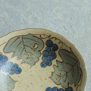 ぶどうが描かれた、味わい深いボウル