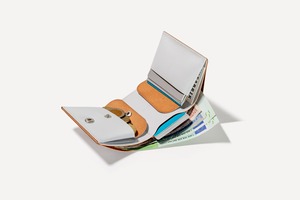 しっかり入ってコンパクトな財布　TRI-FOLD WALLET / BERRY [限定色]