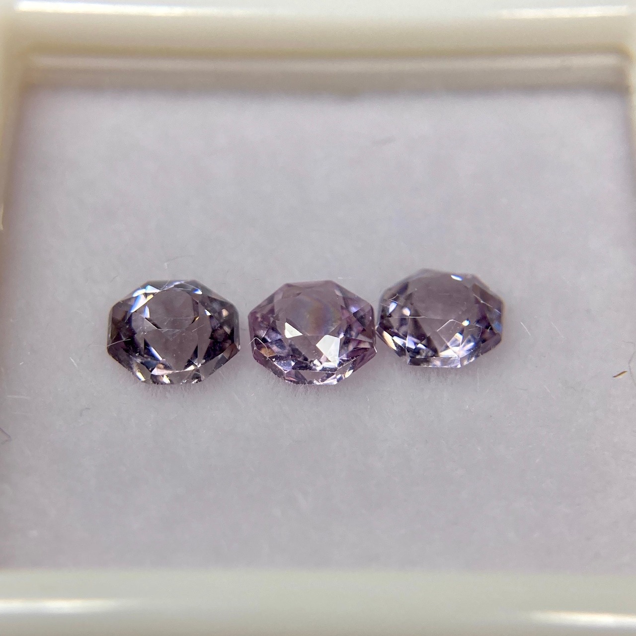 お花みたいなスピネル 約4mm-4.5mm 3点セット No.5