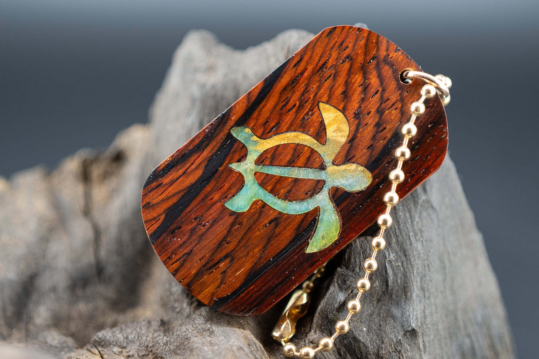 【 エスニックなローズウッド 】 ココボロ ドッグタグ 象嵌 浅瀬で泳ぐウミガメ