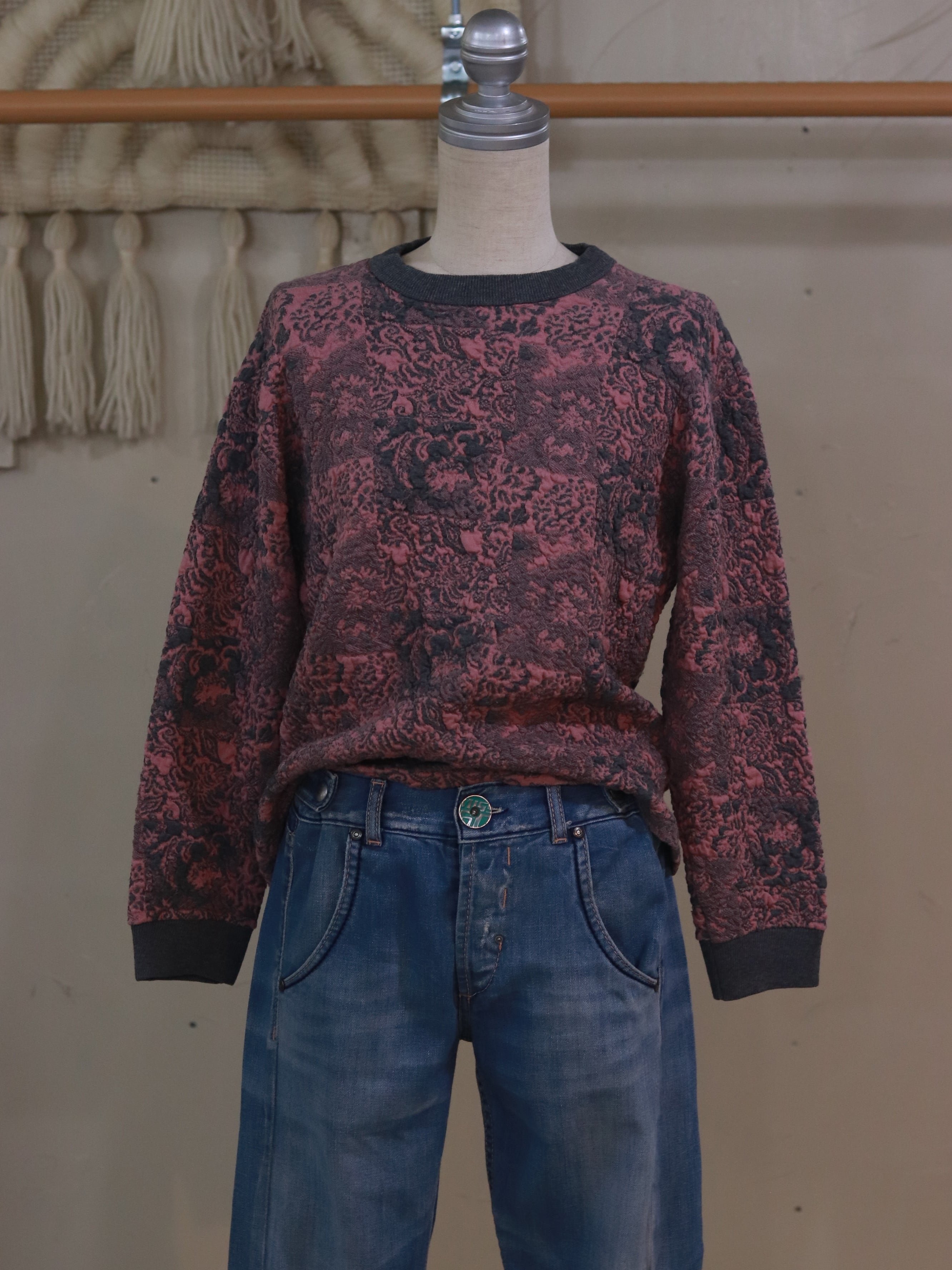 EMBOSSED SWEAT SHIRT