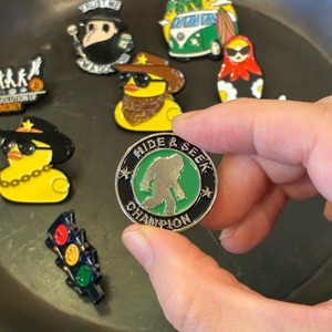 TOPANGA Jewelry Pin Brooch HIDE & SEEK CHAMPION　ピンブローチ　かくれんぼチャンピオン　帽子　ジャケット　バッグ　ギフト　プレゼント