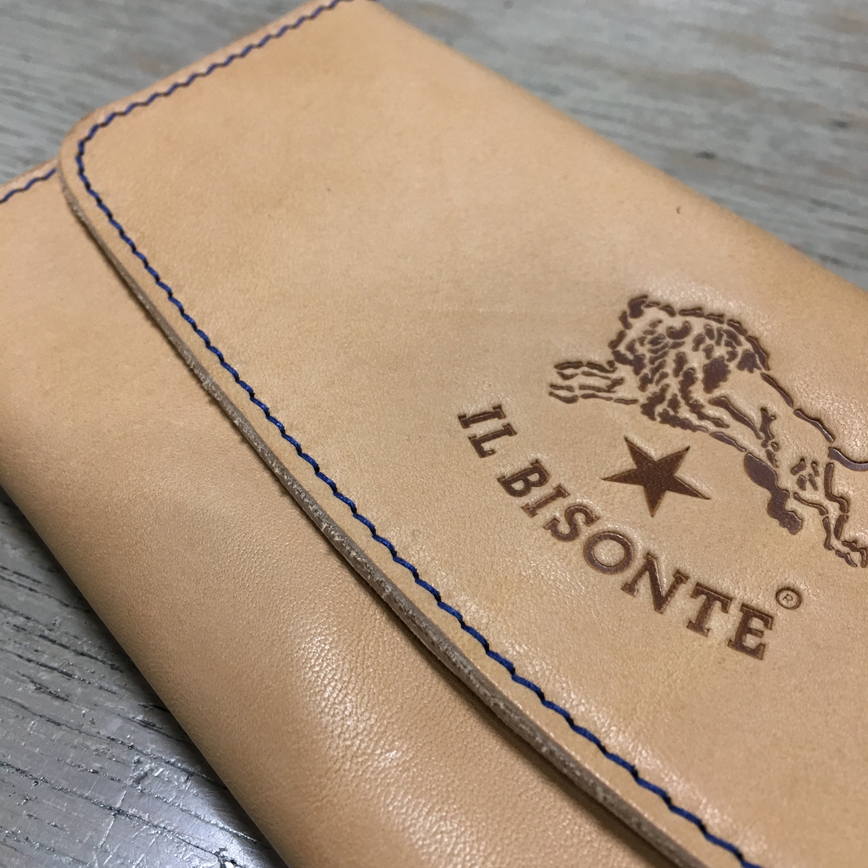 【美品】IL BISONTE 二つ折り財布 ブラック 本革 刻印ロゴ 可愛い