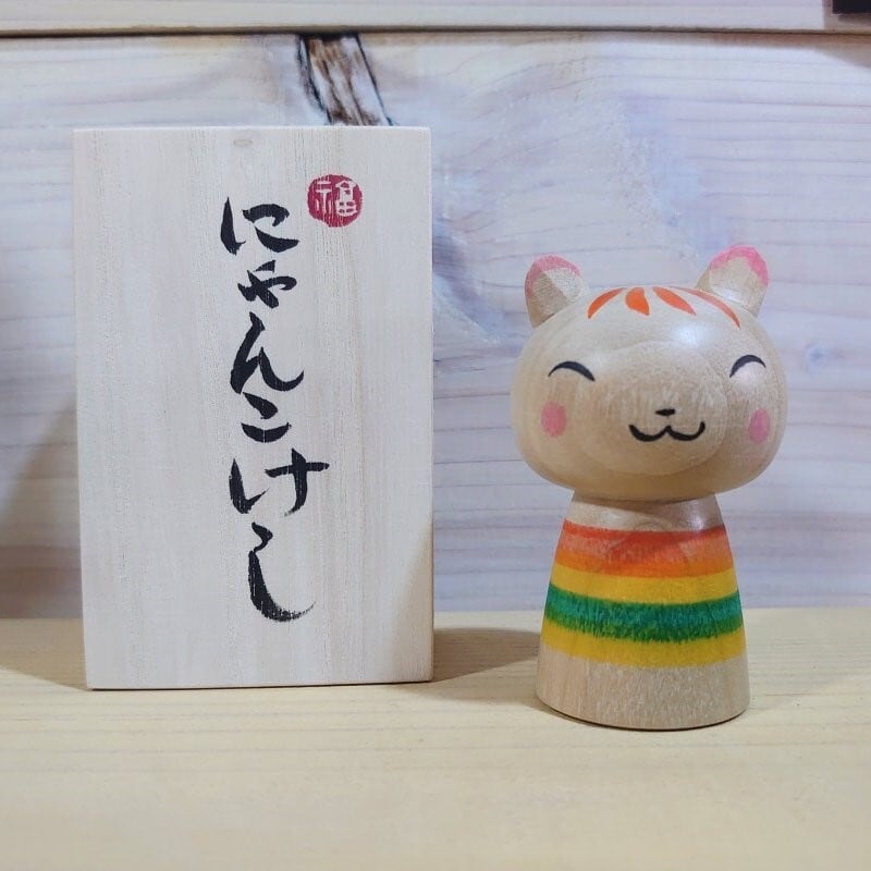 にゃんこけし 虹色さん | おおがわらオンラインショップ