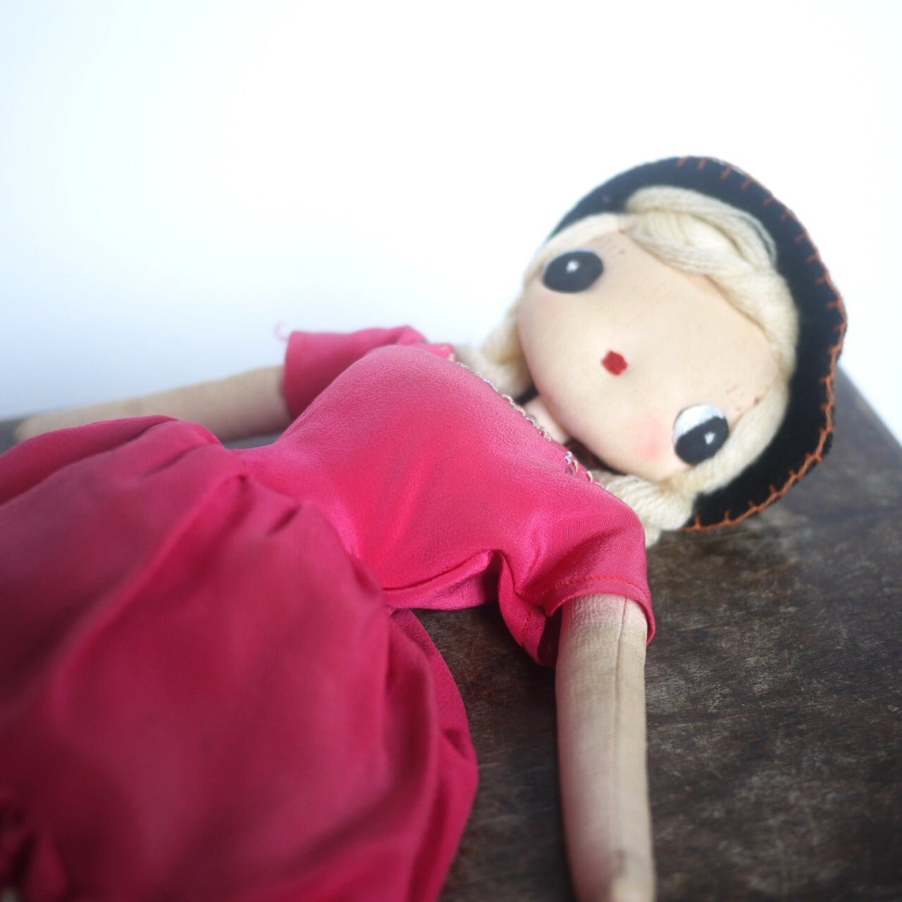 バラ色ドレスの女の子 ポーズ人形人形 レトロ昭和 | こりすのパン屋