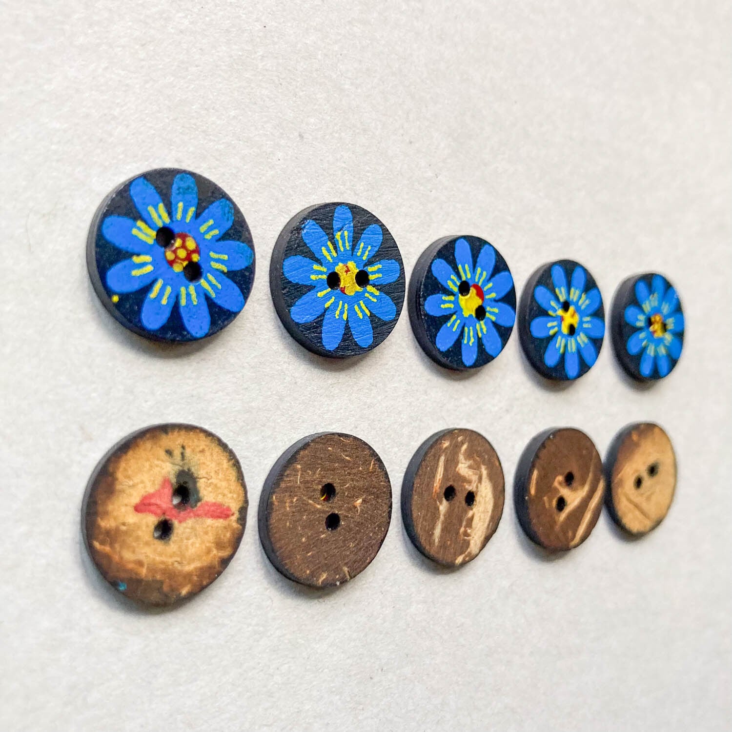 オンライン限定》ココナツボタン 黒×青い花（15mm） | Dua