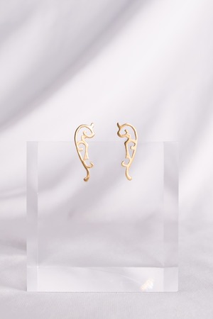 K18 Arabesque Leaf Studs Earrings - Tsubasa  18金アラベスクリーフスタッズピアス - つばさ