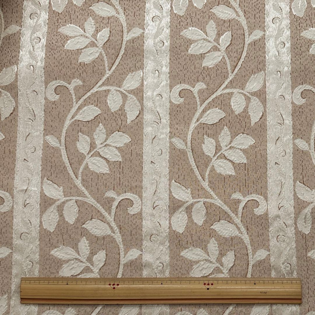 ★TC318◆2.5m◆ポリエステル100%ふくれジャガード生地◆リーフ柄◆ベージュ系