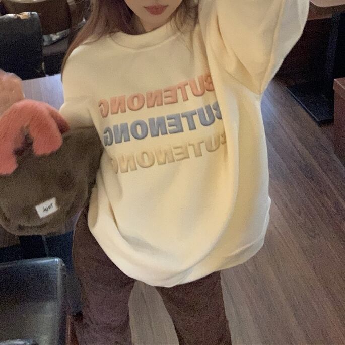 トップス レディース トレーナー ロゴ スウェット プリント プルオーバー 長袖 ラウンドネック レタリング ロゴ ゆったり オーバーサイズ ドロップショルダー 体型カバー 着痩せ 細見え ルーズ 個性的 大人可愛い かわいい 大人女子 カジュアル 韓国 送料無料 おしゃれ お洒落 お買い物 おさんぽ ママコーデ 秋 冬 お出かけ デート 女子会 通学 学生 普段着 普段使い 着回し フリーサイズ カスタード ホワイト アッシュ 10代 20代 30代 40代 プチプラ