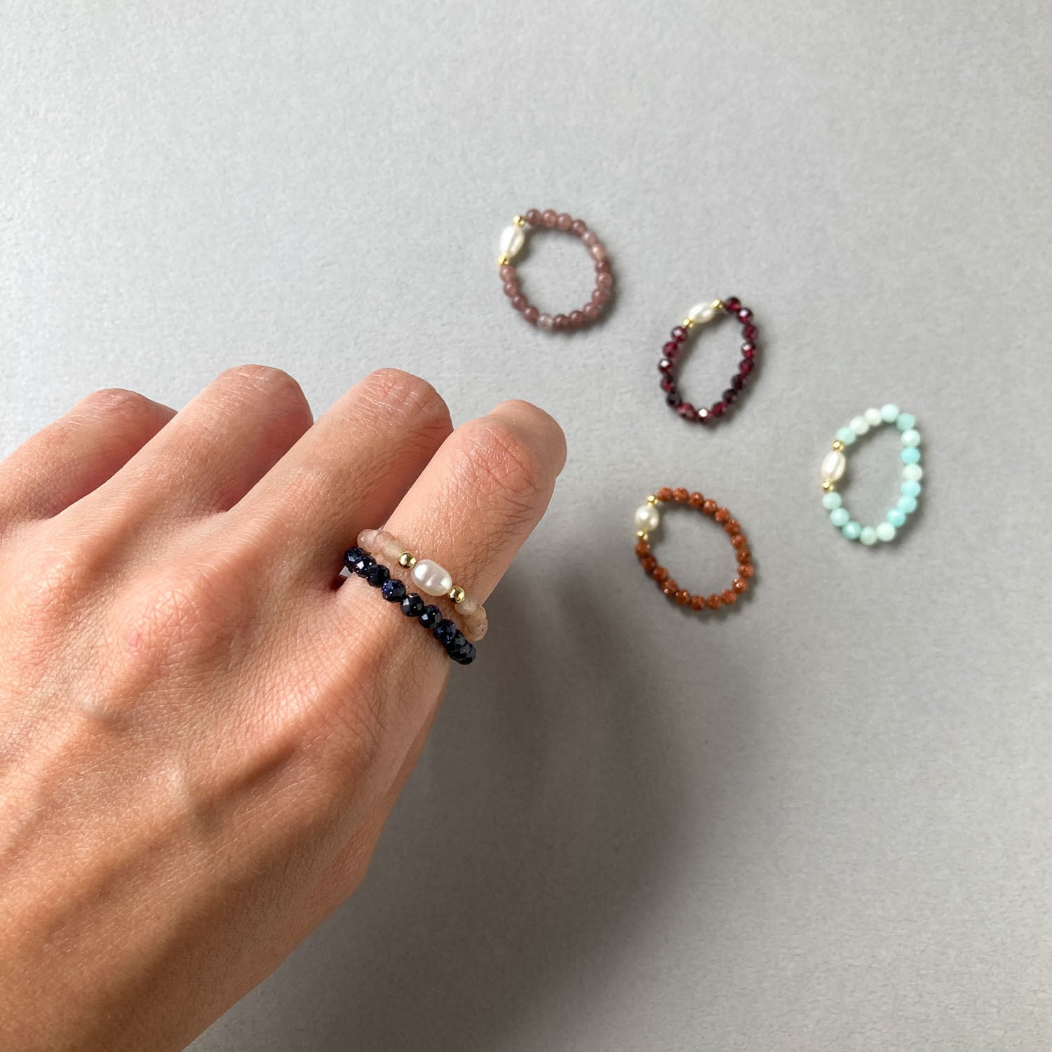 Jucicleヒトデチャームと淡水真珠ビーズのリンクアンクレット（ゴールド - ブルービーズ）