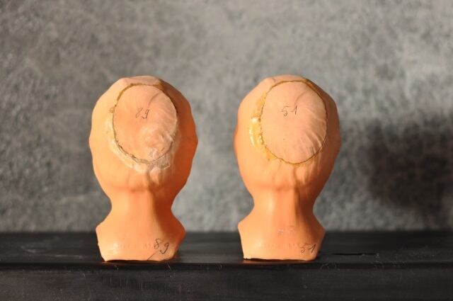 目の色の異なる双子のドールヘッド