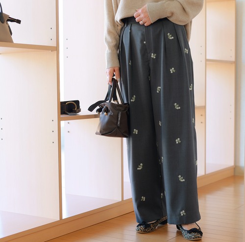 CHIGNON (シニヨン）　フラワーエンブロイダリー　ワイドテーパードパンツ｜ 手洗い可で叶う大人甘なコナレ感