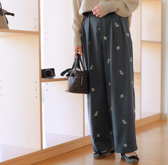 CHIGNON (シニヨン) フラワーエンブロイダリー ワイドテーパードパンツ| 手洗い可で叶う大人甘なコナレ感