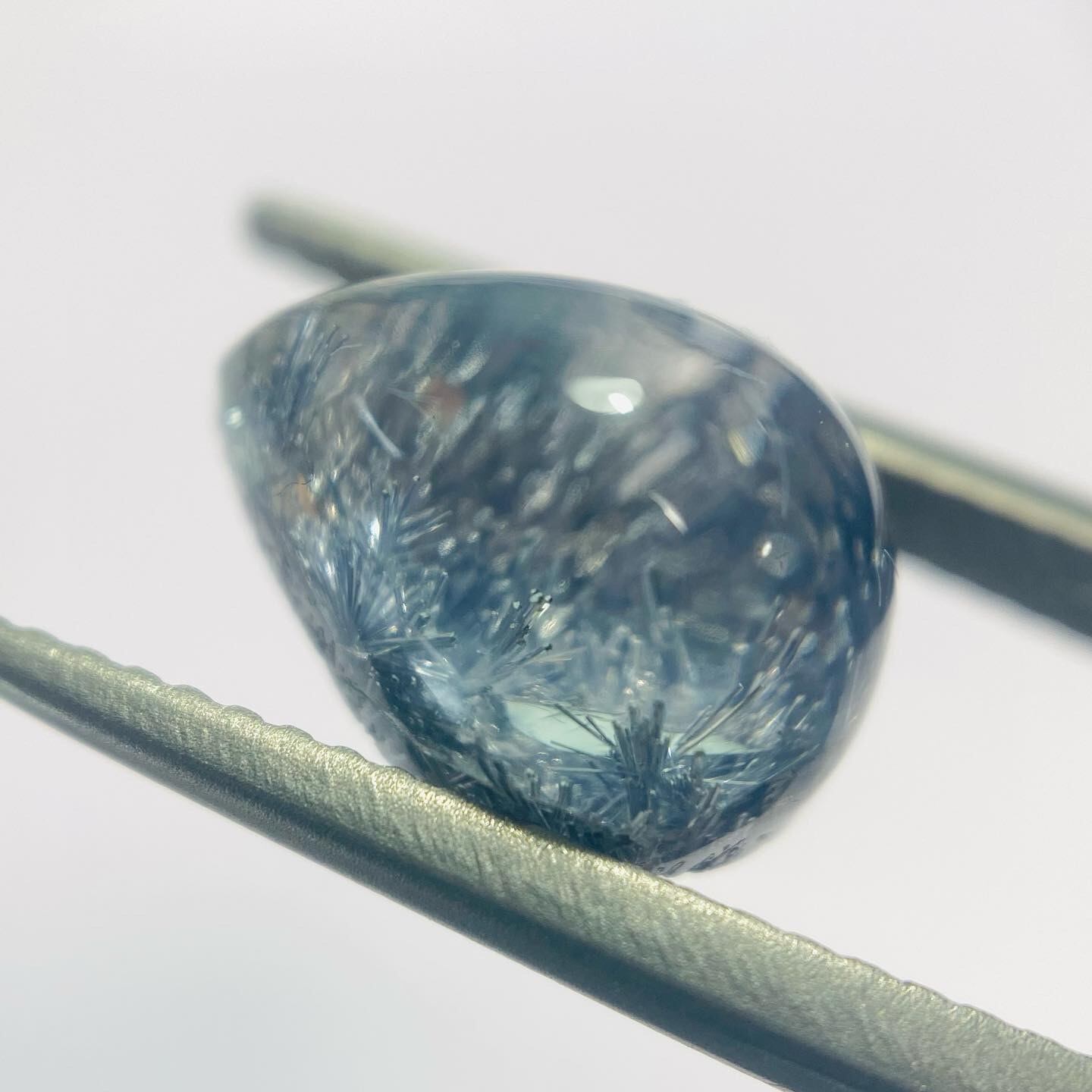 舞う　デュモルチェライトインクオーツ