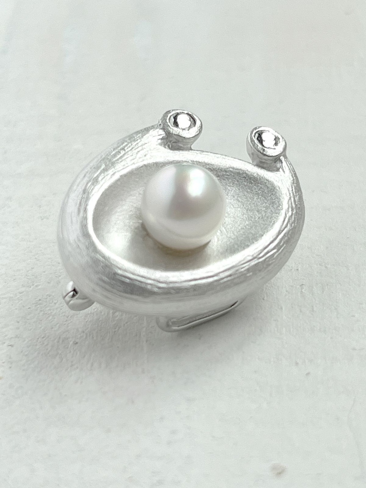 カエルパールブローチ（あこや真珠6ｍｍ）