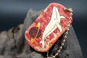 【カナダの象徴】ハードメープル 瘤杢 スタビライズウッド ドッグタグ 木象嵌 勇魚と惑星