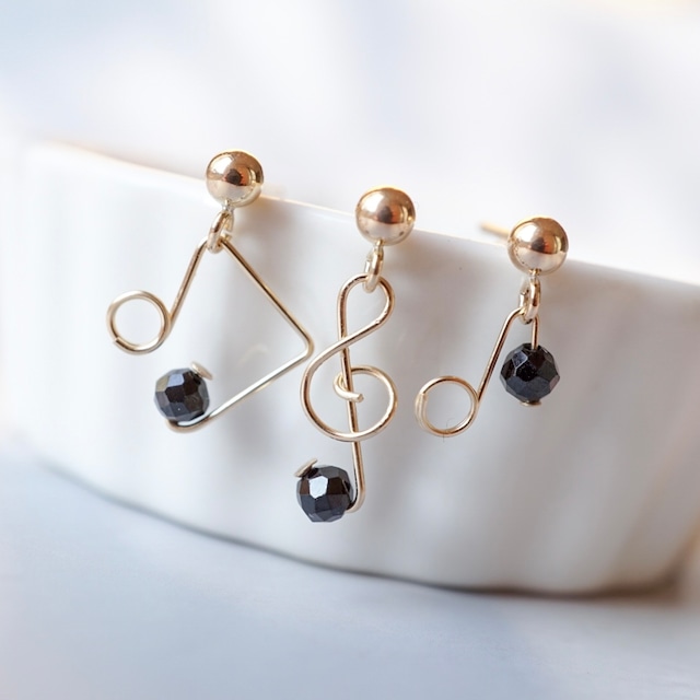 【ピアス／イヤリング】「小さな音符」ブラックスピネル 黒 ト音記号 天然石 ピアス イヤリング 14kgf 発表会 フォーマル