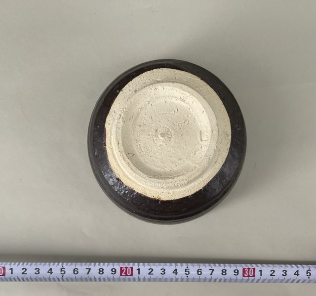 鉄釉　茶碗　隆三作