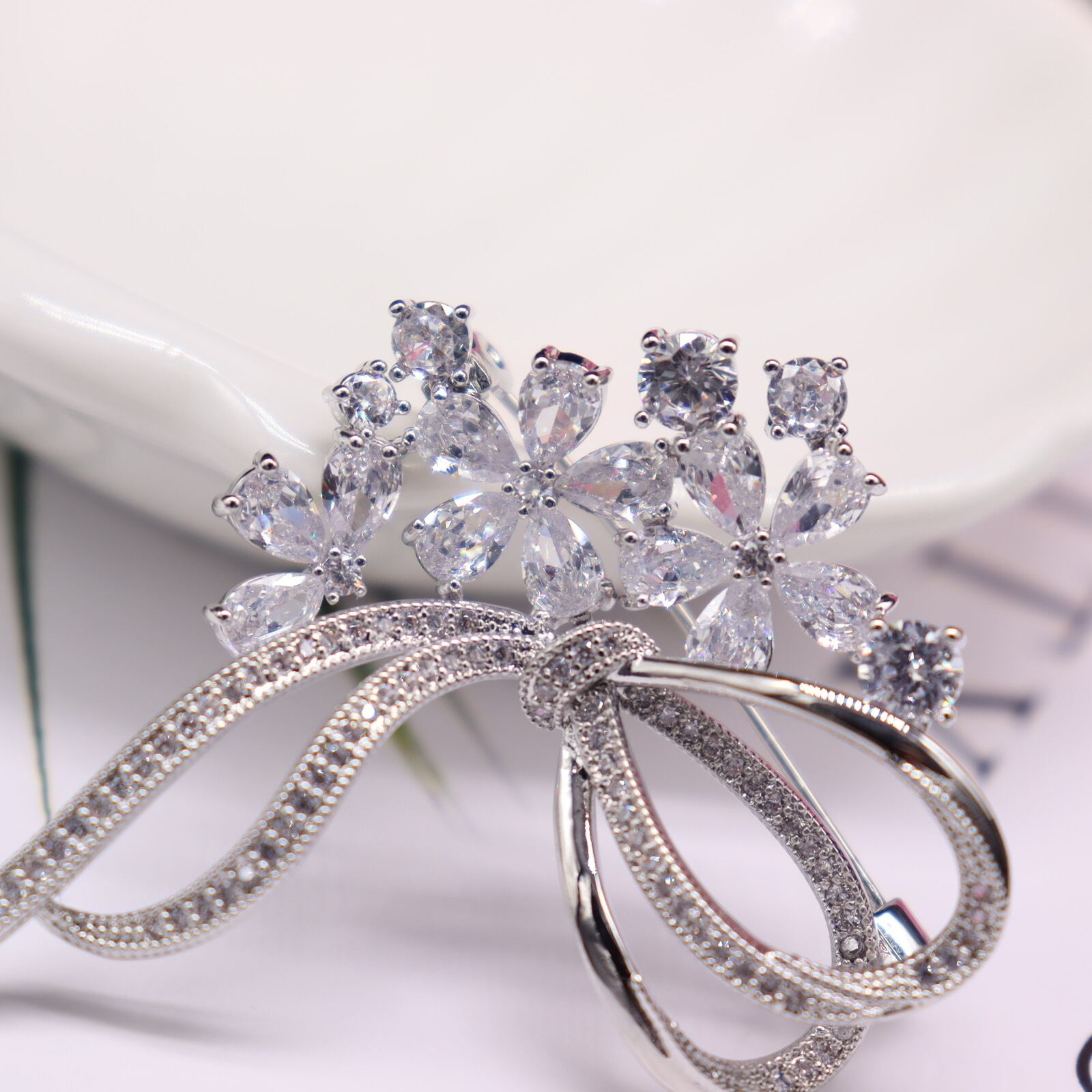 クリスタル桜ブローチ 素敵なダイモンドリボン花コサージュ結婚式卒業