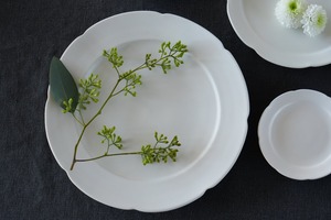 藤村佳澄　花型七寸切込皿