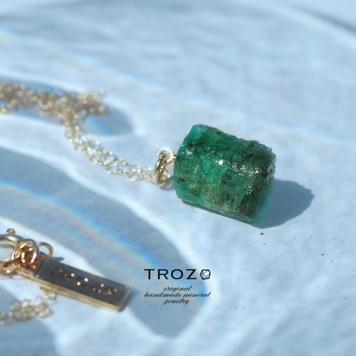 【107 Emerald Song Collection】 エメラルド 鉱物原石 14kgfネックレス 天然石 アクセサリー