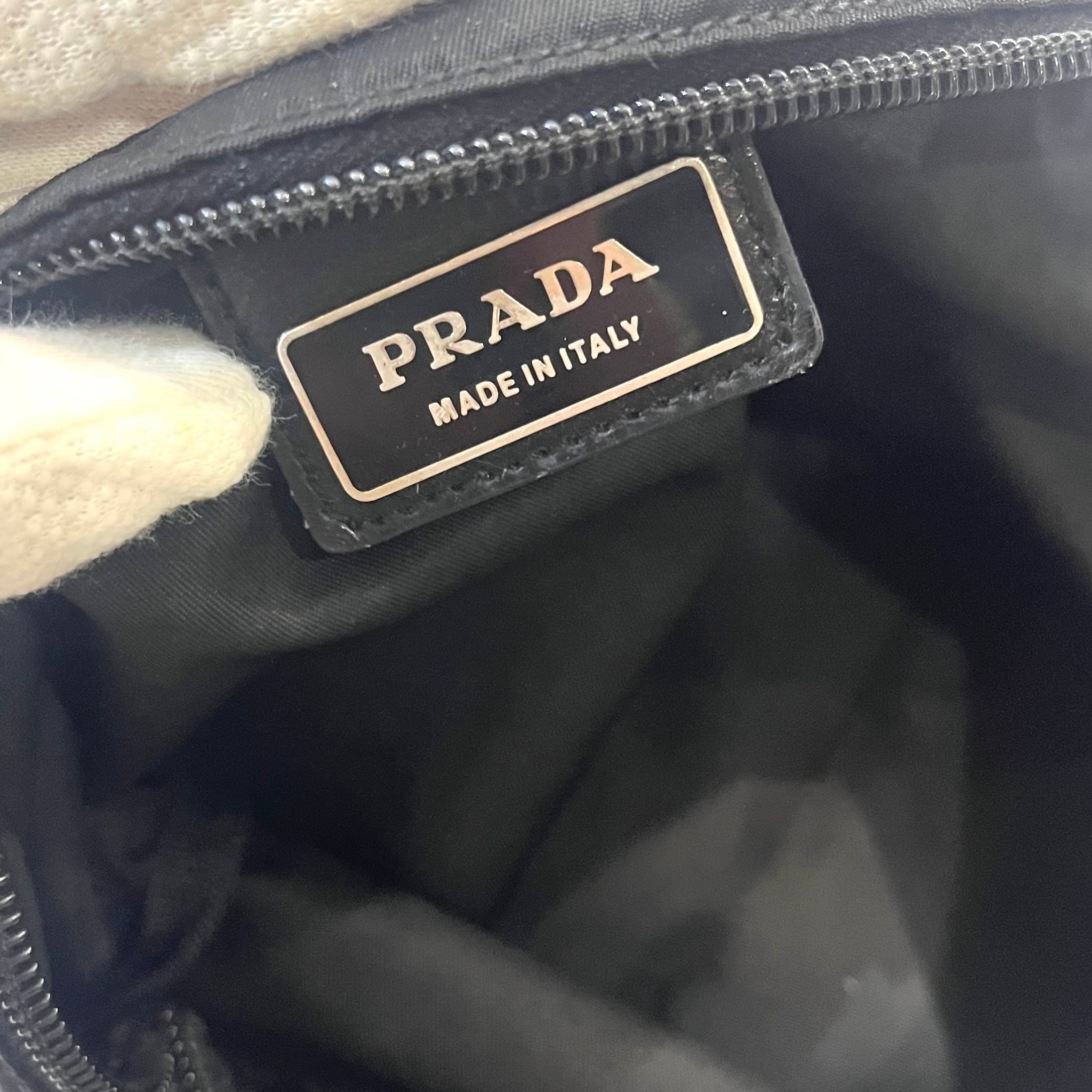 PRADA】超軽量ナイロンショルダーバッグ 三角ロゴプレート ブラック