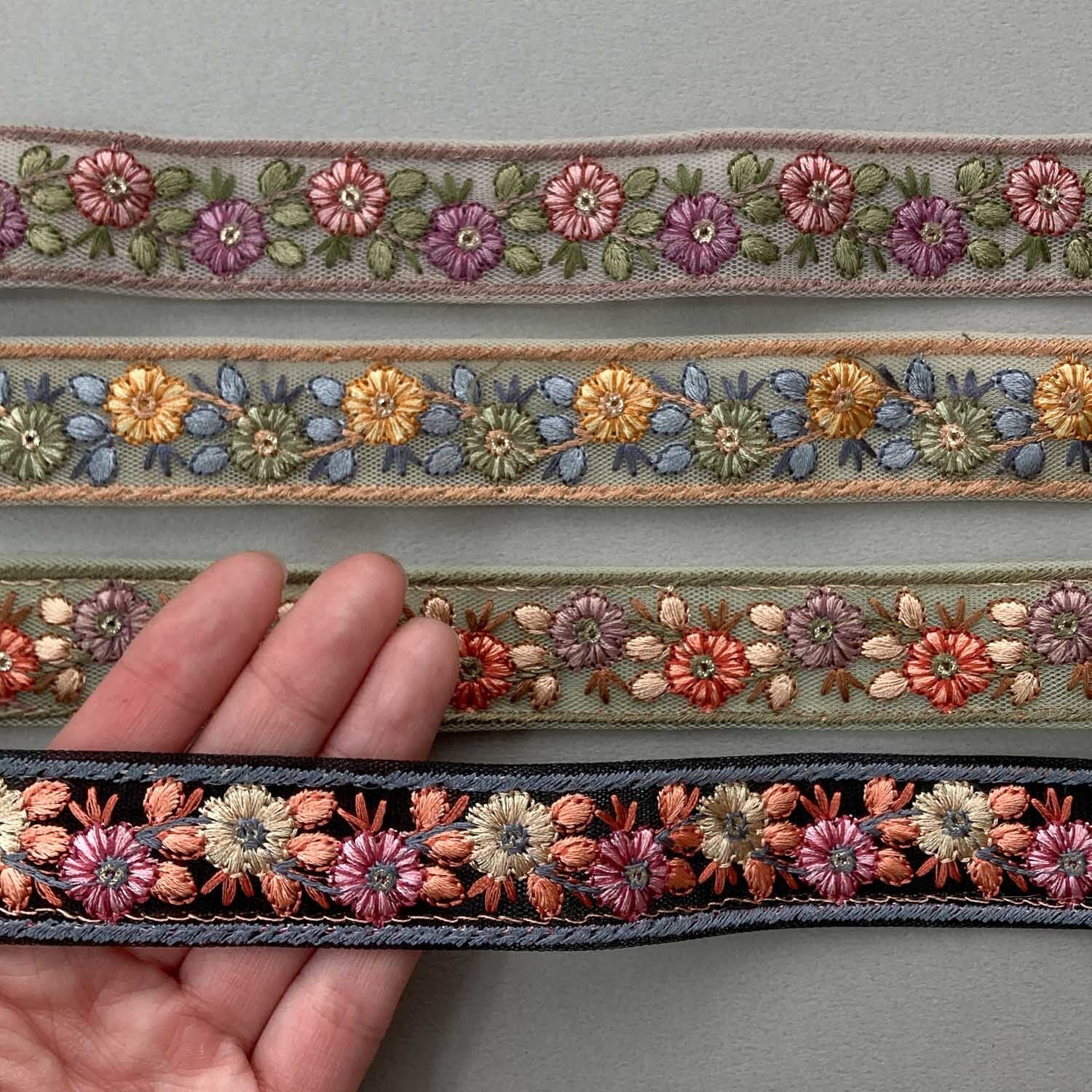 アンティーク ダマスク織 カーネーション 桜草 イニシャル刺繍 ドローンレースβ アンティーク ダマスク織 カーネーション 桜草 イニシャル刺繍